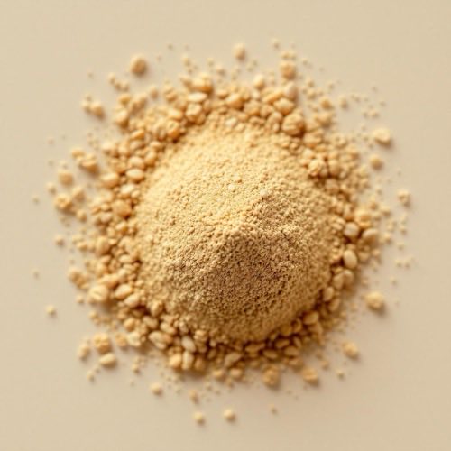 Radice di Maca in polvere su sfondo neutro